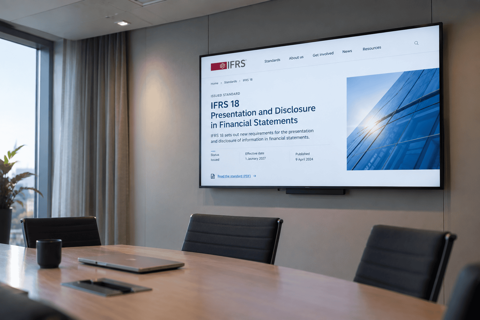 IFRS 18 på en skärm i ett modernt konferensrum
